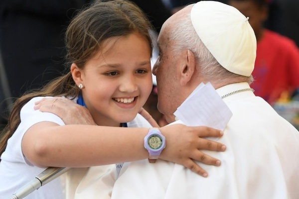 papież Franciszek z dziewczynką